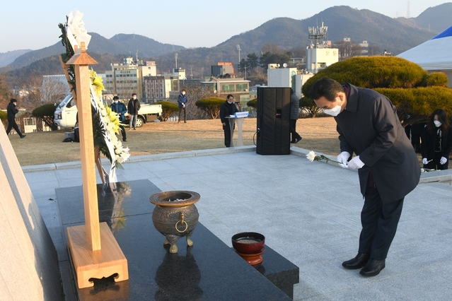 ▲ 달성군(군수 김문오)은 4일 오전 현풍읍 충혼탑에서 ‘2021년 신년 참배식’을 가졌다.ⓒ달성군