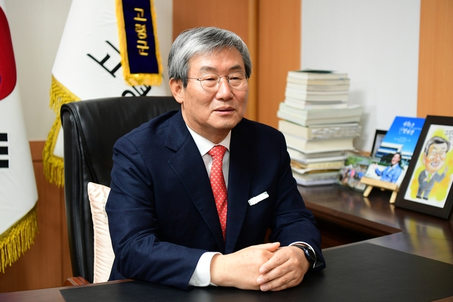 ▲ 곽용환 군수는 새해 첫 민생행보로 충혼탑 참배 후 올해 군정 업무를 시작했다.ⓒ고령군