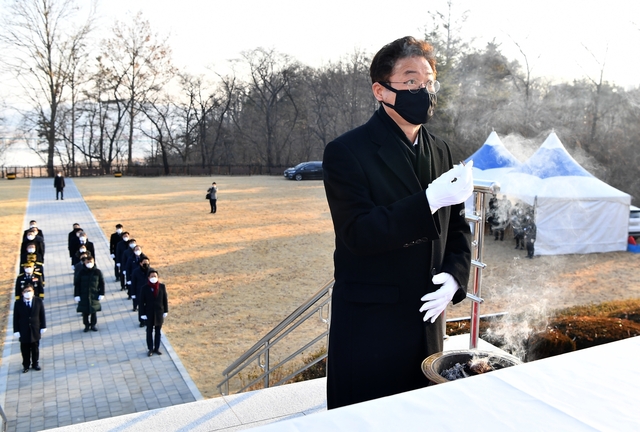 ▲ 이철우 경북도지사를 비롯한 실국장 등 20여명은 4일 안동 충혼탑에서 순국선열과 호국영령에 대한 뜻을 기리며 도민들에게 희망을 주는 도정을 펼쳐 나갈 것을 다짐했다.ⓒ경북도