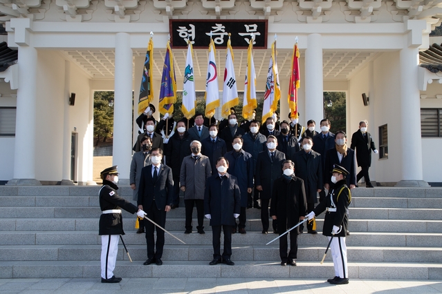 ▲ 경북도의회(의장 고우현)는 새해 첫 공식일정으로 국립영천호국원을 찾아, 조국 수호를 위해 헌신한 순국선열과 호국영령을 참배했다.ⓒ경북도의회