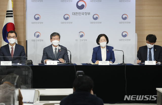 ▲ 조성욱 공정거래위원장이 지난달 16일 오전 서울 종로구 정부서울청사에서 공정경제 3법 합동 브리핑을 하고 있다. 왼쪽부터 신봉삼 공정거래위 사무처장, 이용구 법무부 차관, 조성욱 공정거래위원장, 도규상 금융위부위원장. (공동취재사진) ⓒ뉴시스