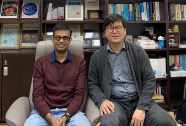 ▲ 포스텍 화학과 이인수(오른쪽)교수와 Amit Kumar 연구교수 모습.ⓒ포스텍