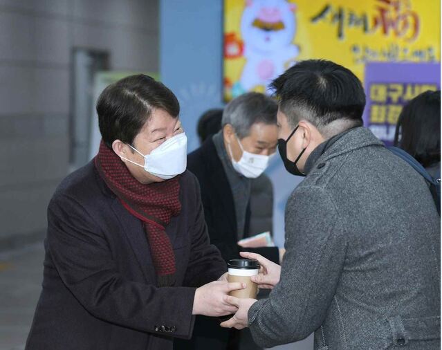 ▲ 권영진 대구시장은 신축년(辛丑年) 새해 아침 첫 출근하는 직원들에게 따뜻한 커피와 건강쿠키를 일일이 전하며 따뜻한 새해인사를 나눴다.ⓒ대구시