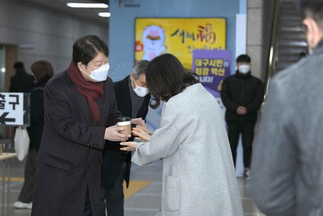 ▲ 권 시장은 추운 아침 출근하는 직원들에게 따뜻한 커피와 함께 곡물로 만든 건강쿠키를 직접 일일이 전달하며, 간단히 새해 인사를 건네고 직원들을 격려했다.ⓒ대구시