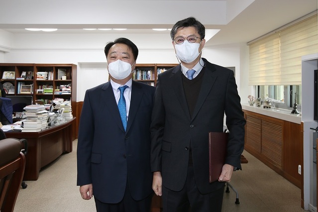 ▲ 임택수 부시장이 4일 한범덕 시장으로부터 임용장을 받은 뒤 기념사진을 찍고 있다.(왼쪽부터 한범덕 청주시장, 임택수 청주부시장).ⓒ청주시