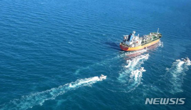 ▲ 이란 이슬람 혁명수비대 경비정들에게 끌려가는 한국 유조선 'MT케미'호. ⓒ뉴시스. 무단전재 및 재배포 금지.