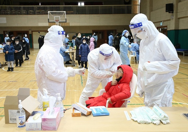 ▲ 충북 충주시가 국원초등학교에 설치한 코로나19 선별진료소.ⓒ충주시