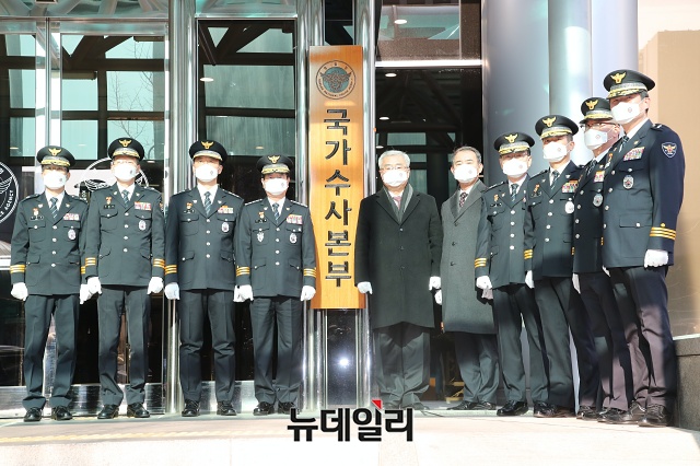 ▲ 김창룡 경찰청장과 박정훈 국가경찰위원장 등 관계자들이 4일 서울 서대문구 경찰청에서 열린 국가수사본부 현판식에서 기념촬영을 하고 있다. ⓒ권창회 기자