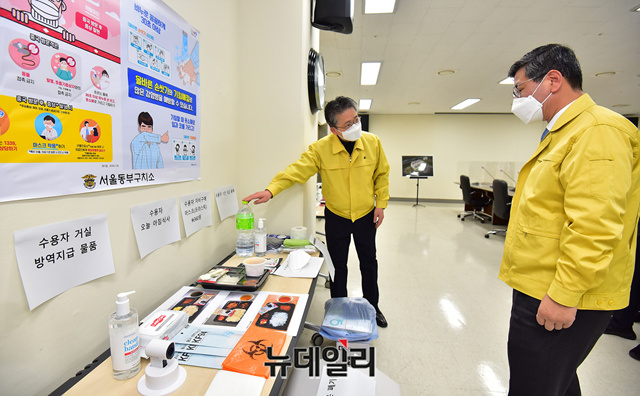 ▲ 이용구 법무부 차관이 5일 오전 서울 송파구 서울동부구치소를 찾아 우한코로나(코로나19) 대응실태를 보고 받고, 수용자 방역물품 등을 살펴보고 있다. ⓒ정상윤 기자