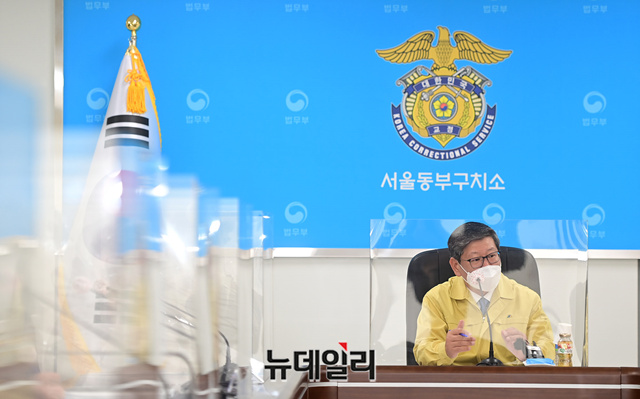 ▲ 이용구 법무부 차관이 5일 오전 서울 송파구 서울동부구치소를 찾아 대응실태를 보고 받고 있다. ⓒ정상윤 기자