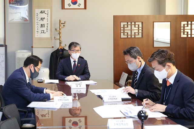 ▲ 변창흠 국토교통부 장관이 주택공급 관련 기관들과 영상회의를 하고 있다.ⓒ국토교통부