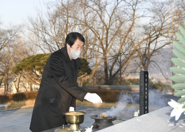 ▲ 이우청 의장이 4일 충혼탑을 찾아 순국선열 및 호국영령들의 숭고한 넋을 기렸다.ⓒ김천시의회