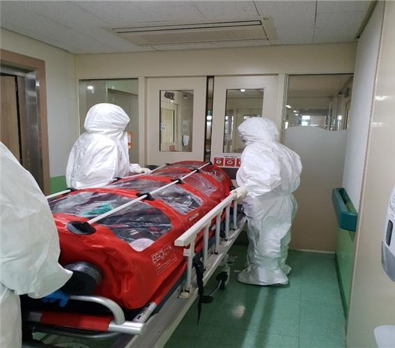▲ 청주의료원 의료진이 코로나19 환자를 음압병동으로 이송하고 있다.(자료사진) ⓒ충북도