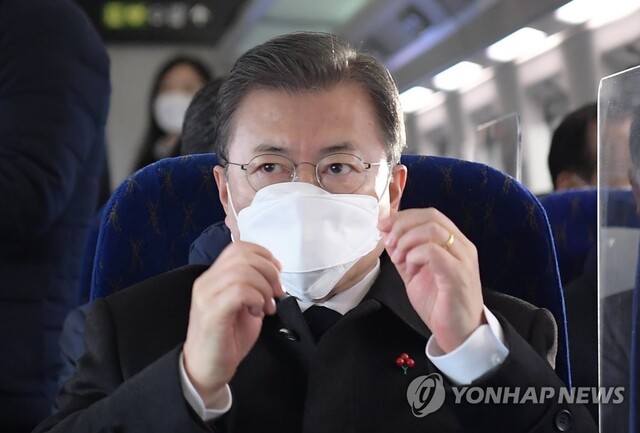 ▲ 문재인 대통령이 4일 오전 강원도 원주역에서 KTX 이음 개통식을 마치고 열차 시승을 하고 있다. (사진=연합뉴스)