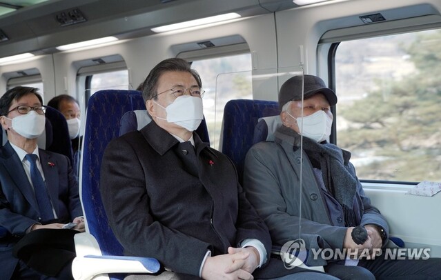 ▲ 문재인 대통령이 4일 오전 강원도 원주역에서 KTX 이음 개통식을 마치고 열차 시승을 하고 있다. (사진=연합뉴스)