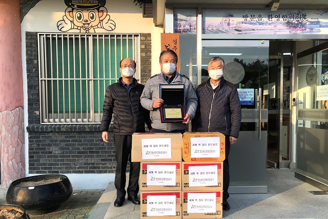 ▲ 경북관광공사는 보문파출소를 방문해 위로물품을 전달하고 있다.ⓒ경북관광공사