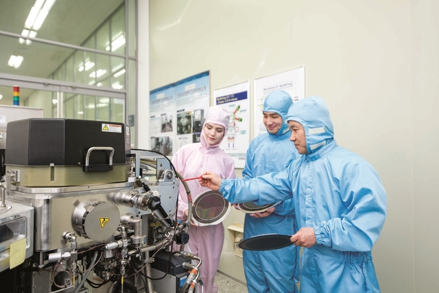 ▲ 사진은 영진전문대 ICT반도체전자계열 SK하이닉스반 학생들이 교내 반도체공정실습센터에서 실습하는 모습.ⓒ영진전문대