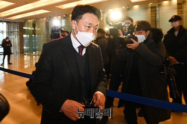 ▲ 김진욱 고위공직자범죄수사처장 후보자가 지난 5일 오전 서울 종로구 인사청문회 준비 사무실에 출근하며 취재진의 질문에 답하고 있다. ⓒ권창회 기자