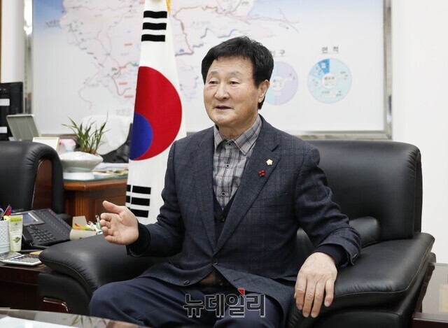 ▲ 괴산군의회 의장 집무실에서 포즈를 취한 신동운 군의장.ⓒ장동열 기자