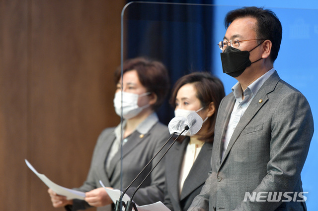 ▲ 국민의힘이 최근 우한코로나(코로나-19) 확진자가 급증한 '서울동부구치소 사태'와 관련해 추미애 법무부 장관을 6일 검찰에 고발한다. 사진은 6일 오후 국회 소통관에서 관련 기자회견을 연 유상범·전주혜·조수진 국민의힘 의원들. ⓒ뉴시스