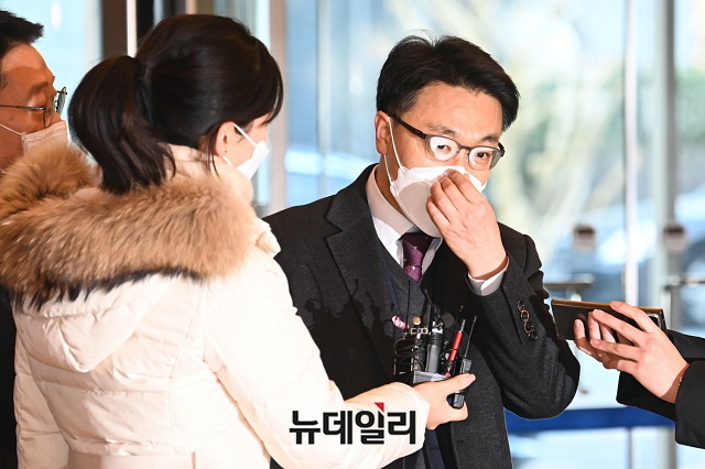 ▲ 김진욱 고위공직자범죄수사처장 후보자가 5일 오전 서울 종로구 인사청문회 준비 사무실로 출근하고 있다. ⓒ권창회 기자