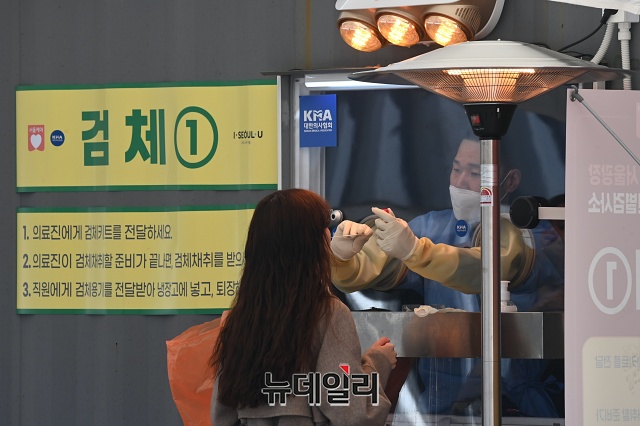 ▲ 6일 오후 서울 중구 서울광장 앞에 마련된 임시선별검사소에서 한 시민이 검사를 받고 있다. ⓒ권창회 기자