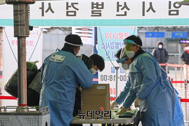 ▲ 4일 오전 서울 중구 서울역 앞에 마련된 임시 선별검사소에서 의료진들이 대화를 나누고 있다. ⓒ권창회 기자
