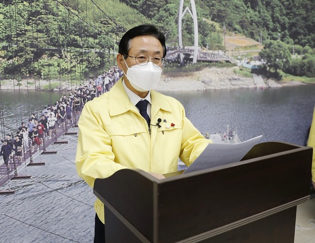 ▲ 이차영 괴산군수가 6일 상주 ‘BTJ열방센터’와 관련된 지역 확진자들에 대해 브리핑하고 있다.ⓒ괴산군