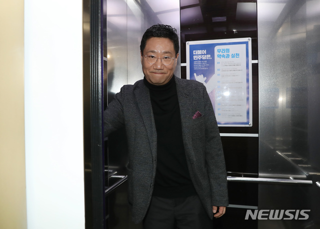 ▲ 양정철 전 민주연구원장이 지난해 4월 17일, 21대 총선 직후 민주연구원에 마지막 출근을 하고 있다. ⓒ뉴시스