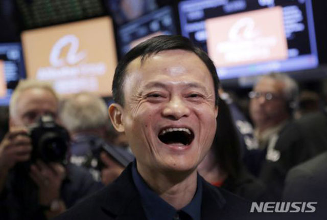 ▲ 2014년 뉴욕증시에 알리바바를 상장했을 당시 마윈. 그때는 몰랐다. ⓒ뉴시스 AP. 무단전재 및 재배포 금지.