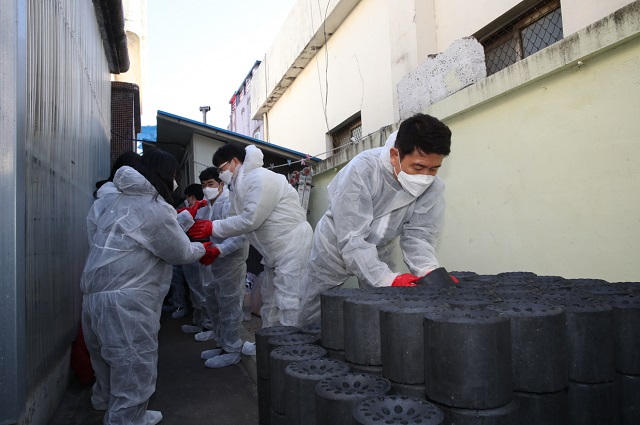 ▲ 이강덕 시장은 전국공무원노조포항시지부, 신규직 공무원 등 공직자 20여명과 관내 취약가구 10가구에 연탄을 배부하고 있다.ⓒ포항시