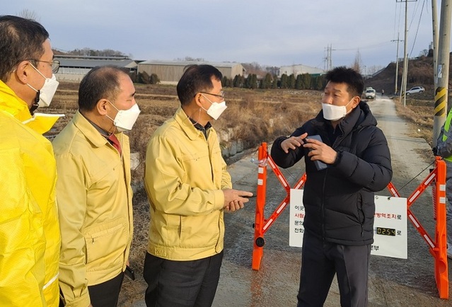 ▲ 충북도 방역대책본부 관계자들이  AI 발생 현장을 점검하고 있다.(자료사진)ⓒ충북도