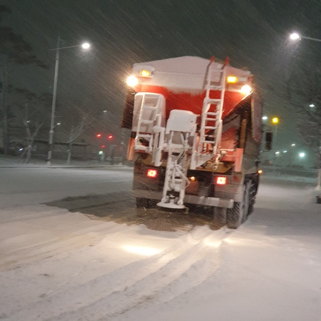 ▲ 충남 서산시가 7일 새벽 서산지역에 많은 눈이 내리자 제설차를 이용해 주요 도로에서 제설작업을 하고 있다.ⓒ서산시