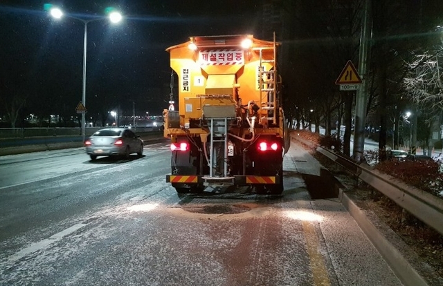 ▲ 7일 대구에 눈이 내리면서 대구시는 신천대로 구간 제설 작업을 실시했다.ⓒ대구시