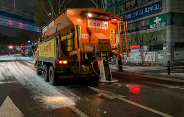 ▲ 대구 동구 아양로 제설작업 장면.ⓒ대구시