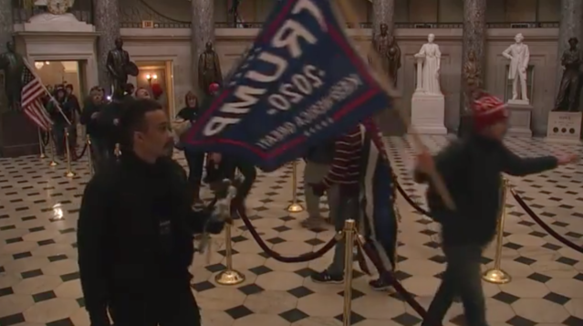 ▲ 6일(현지시간) 미국 워싱턴DC에는 도널드 트럼프 대통령을 지지하는 시위대 수천 명이 의회로 집결해 난입했다. ⓒCNN