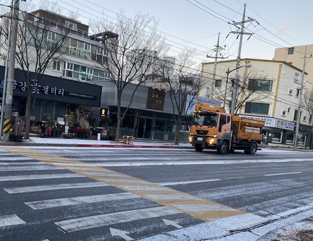 ▲ 포항시는 주요 도로에 대한 대대적인 제설작업을 펼쳤다.ⓒ포항시