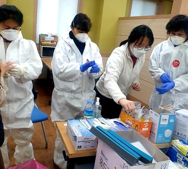 ▲ 충북보건과학대 간호학과 교수들이 청주 흥덕보건소 선별진료소에서 검체 채취 봉사활동을 실시했다.ⓒ충북보건과학대