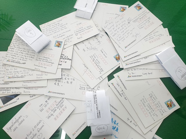 ▲ 해외로 발송하고 있는 엽서.ⓒ경북관광공사