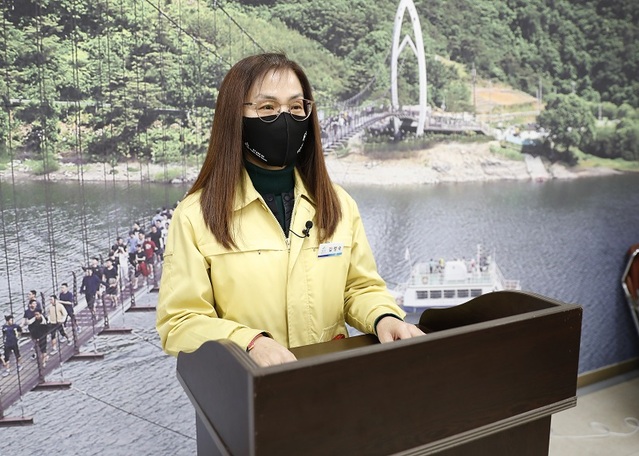 ▲ 김영숙 괴산보건소장이 7일 코로나19 관련 언론 브리핑을 하고 있다.ⓒ괴산군
