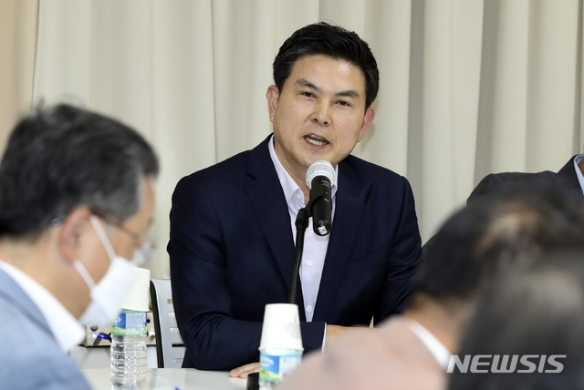 ▲ 김태호 무소속 의원이 지난해 10월29일 서울 마포구 마포현대빌딩에서 열린 제10차 더 좋은 세상으로(마포포럼) 정례세미나에 참석해 강연하고 있다.ⓒ뉴시스