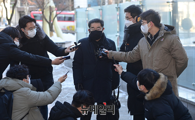 ▲ 야당 공수처장 추천위원인 이헌 변호사가 7일 서울행정법원의 공수처장 후보자 추천의결 집행정지 심문에 출석하면서 기자들의 질문에 답하고 있다. ⓒ정상윤 기자