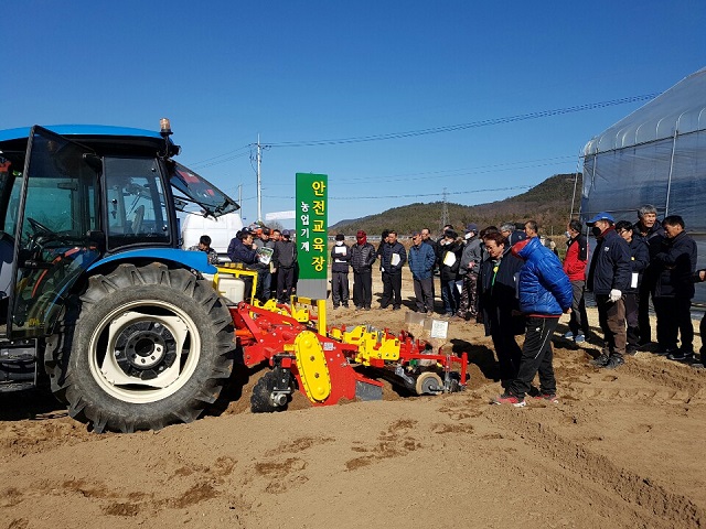▲ 군위군은 관내 농업인을 위해 농기계 임대료를 6월까지 한시적으로 50% 인하한다.ⓒ군위군