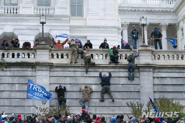 ▲ 6일 트럼프 대통령 지지 시위대 일부가 의회 의사당에 난입, 경찰과의 충돌이 발생했다. 상황은 6시간 후에야 종료됐다. ⓒ뉴시스 AP. 무단전재 및 재배포 금지.