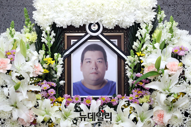 ▲ 가수 빅죠(본명 벌크 죠셉)의 빈소가 7일 오후 인천 서구 가톨릭관동대학교 국제성모병원 장례식장에 마련됐다. 발인은 오는 9일 오전 8시이며, 장지는 인천가족공원이다. ⓒ사진=공동취재단