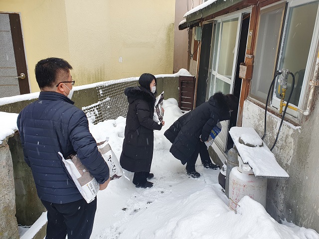 ▲ 울릉읍 공무원들이 저소득 취약계층에게 ‘사랑의 쌀’을 전달하고 있다.ⓒ울릉군