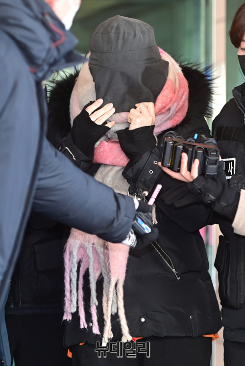 ▲ 집행유예 기간 중 마약을 투약한 혐의를 받고 있는 황하나 남양유업 창업주 외손녀가 7일 오전 서울 마포구 서울서부지법에서 영장실질심사를 마치고 법원을 나서고 있다. 앞서 황 씨는 2019년 마약 투약 혐의로 징역 1년과 집행유예 2년을 선고받은 바 있다. ⓒ정상윤 기자