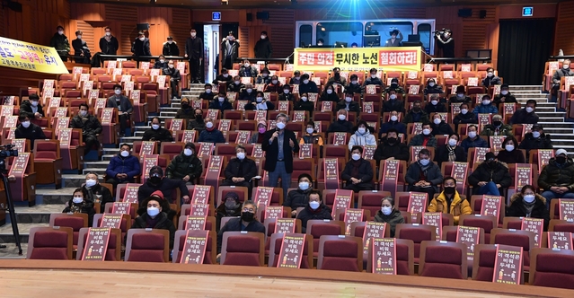 ▲ 지난 7일 오전 고령군 대가야문화누리관에서 국토교통부 주관으로 열린 남부내륙철도 전략환경영향평가 초안 주민설명회에서 고령군민들은 국토부가 제시한 철도노선안에 강하게 반발했다.ⓒ고령군