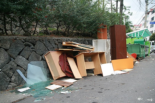 ▲ 김천시는 가구·가전 등 대형폐기물 수거방식을 ‘대형폐기물스티커 부착 후 배출방식’으로 전면 개편했다.ⓒ김천시