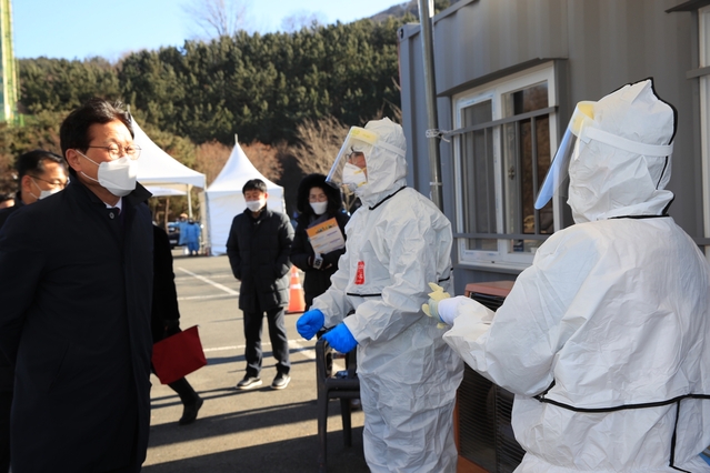 ▲ 김대권 대구 수성구청장은 7일 오후 2시 대구스타디움 제3주차장에 설치된 드라이브스루 임시 선별진료소를 방문해 현장근무자들을 격려하고 있다.ⓒ수성구